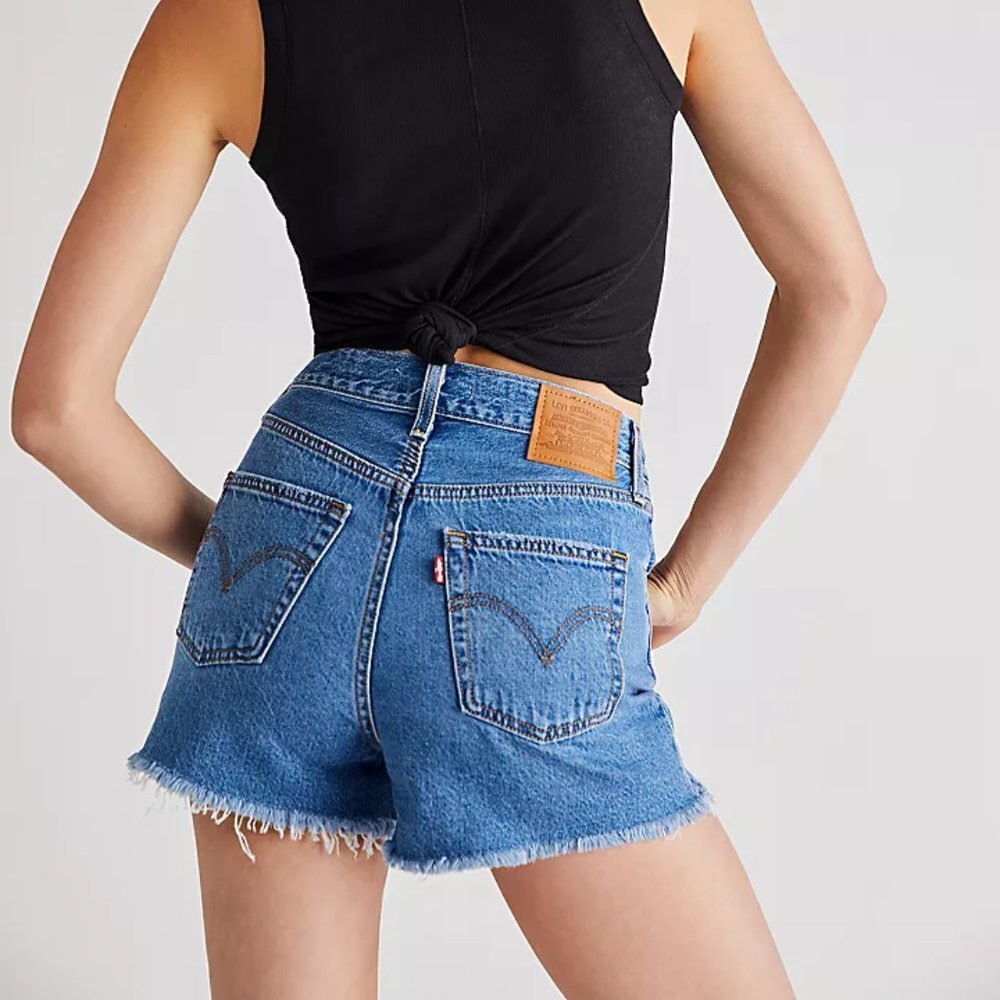 Levi’s Ribcage Shorts - Picture 2 of 7